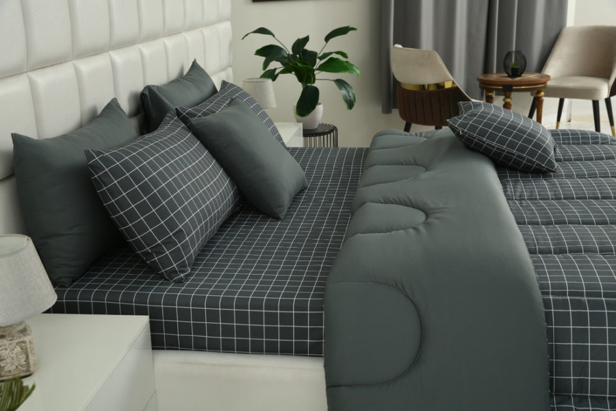 8 PCs Winter Comforter Set-Grey Check - Image 3